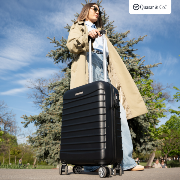 Troler cabina avion Quasar & Co.®, 55x38x21cm, bagaj de mana, troller cu fermoar antifurt, cifru, maner telescopic lung, geamantan cu 4 roti duble silentioase 360°, valiza ABS 2.8 mm, rezistent, 2 compartimente cu buzunar, 10kg, LINE, negru