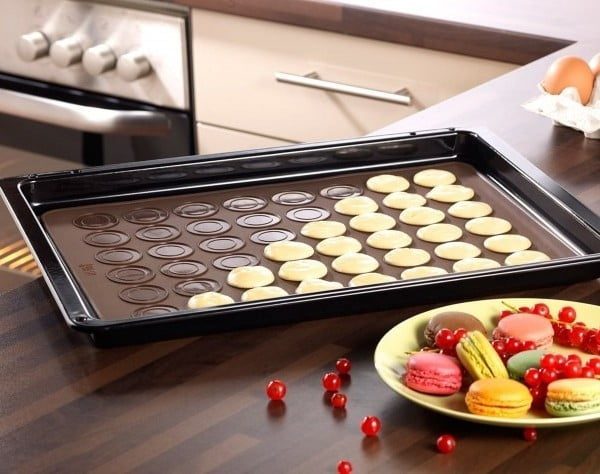 Tava copt Macarons, foaie copt macarons, Quasar&Co., 48 de forme rotunde, forma pentru prajituri/fursecuri, folie macarons rezistenta la temperaturi de pana la 250 grade C, 28,5 x 39 cm, tava silicon, maro-54892