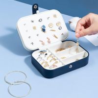 Cutie de bijuterii Quasar & Co.® pentru inele, lantisoare, bratari, organizator 2 compartimente, piele ecologica, interior catifea, 16 x 11 x 5 cm, bleumarin-alb 8 Cutie de bijuterii Quasar & Co.® pentru inele, lantisoare, bratari, organizator 2 compartimente, piele ecologica, interior catifea, 16 x 11 x 5 cm, bleumarin-alb 8