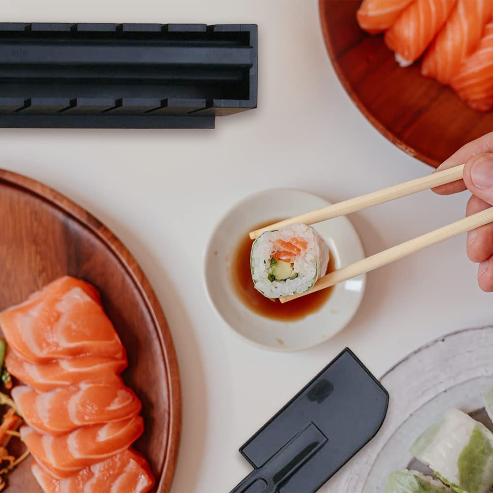 Set preparare sushi, Quasar & Co.®, 2 spatule si 8 forme diferite, plastic, negru 10 Set preparare sushi, Quasar & Co.®, 2 spatule si 8 forme diferite, plastic, negru 10