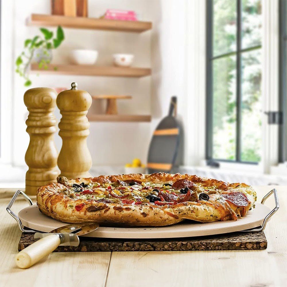 Set piatra de pizza din ceramica, cu manere si taietor Quasar & Co.®, piatra/metal/lemn, d 33 cm, crem 7