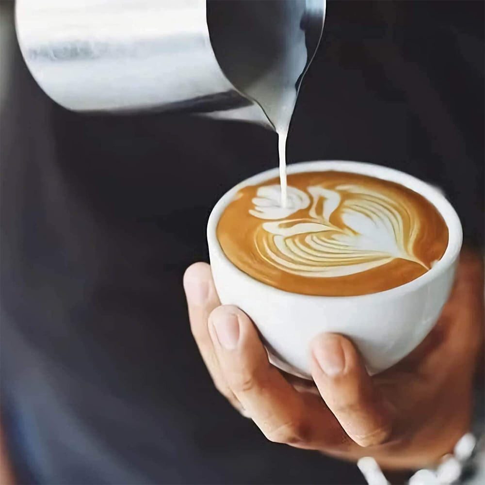 Set latiera pentru spumare lapte cu gradatie si lingurita dozatoare cafea/ceai, Quasar & Co.®, cu maner si cioc, cu clema de inchidere, cana barista, inox, 350 ml, argintiu 20 Set latiera pentru spumare lapte cu gradatie si lingurita dozatoare cafea/ceai, Quasar & Co.®, cu maner si cioc, cu clema de inchidere, cana barista, inox, 350 ml, argintiu 20