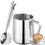 Set latiera pentru spumare lapte cu gradatie si lingurita dozatoare cafea/ceai, Quasar & Co.®, cu maner si cioc, cu clema de inchidere, cana barista, inox, 350 ml, argintiu 24 Set latiera pentru spumare lapte cu gradatie si lingurita dozatoare cafea/ceai, Quasar & Co.®, cu maner si cioc, cu clema de inchidere, cana barista, inox, 350 ml, argintiu 24