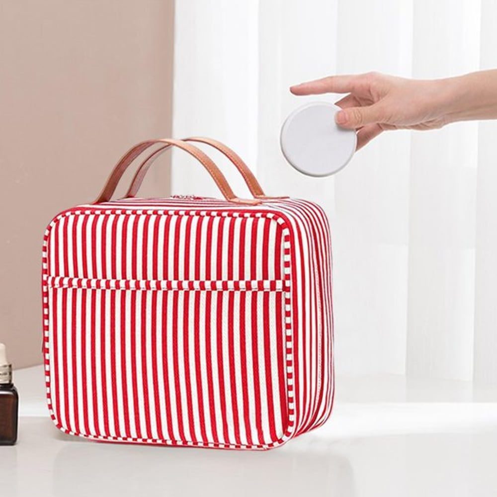 Geanta cosmetice voiaj, Quasar & Co.®, 5 compartimente, carlig agatare, textil, interior impermeabil, 29 x 26 x 10 cm, rosu-alb 4 Geanta cosmetice voiaj, Quasar & Co.®, 5 compartimente, carlig agatare, textil, interior impermeabil, 29 x 26 x 10 cm, rosu-alb 4