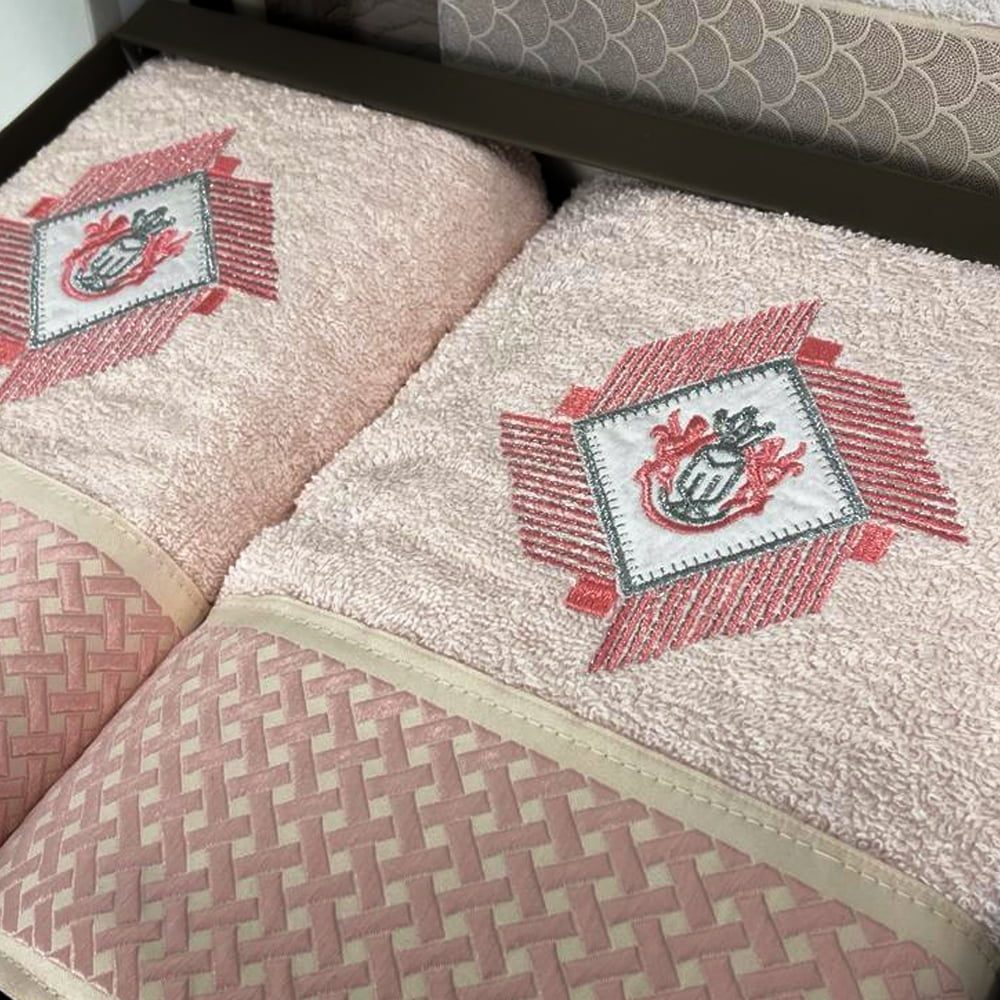 Set 2 prosoape, Quasar & Co.®, model Luxury R, broderie si banda tesuta, 100% bumbac, 450 g/mp, 50 x 90/70 x 140, roz pal 3 Set 2 prosoape, Quasar & Co.®, model Luxury R, broderie si banda tesuta, 100% bumbac, 450 g/mp, 50 x 90/70 x 140, roz pal 3