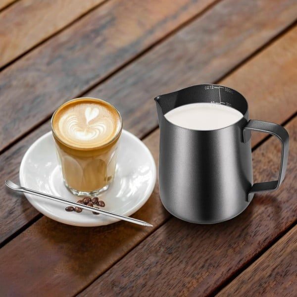 Set latiera pentru spumare lapte cu gradatie si stilou pentru decorare, Quasar & Co.®, cu maner si cioc, cana barista, inox, 350 ml, negru - imagine 9