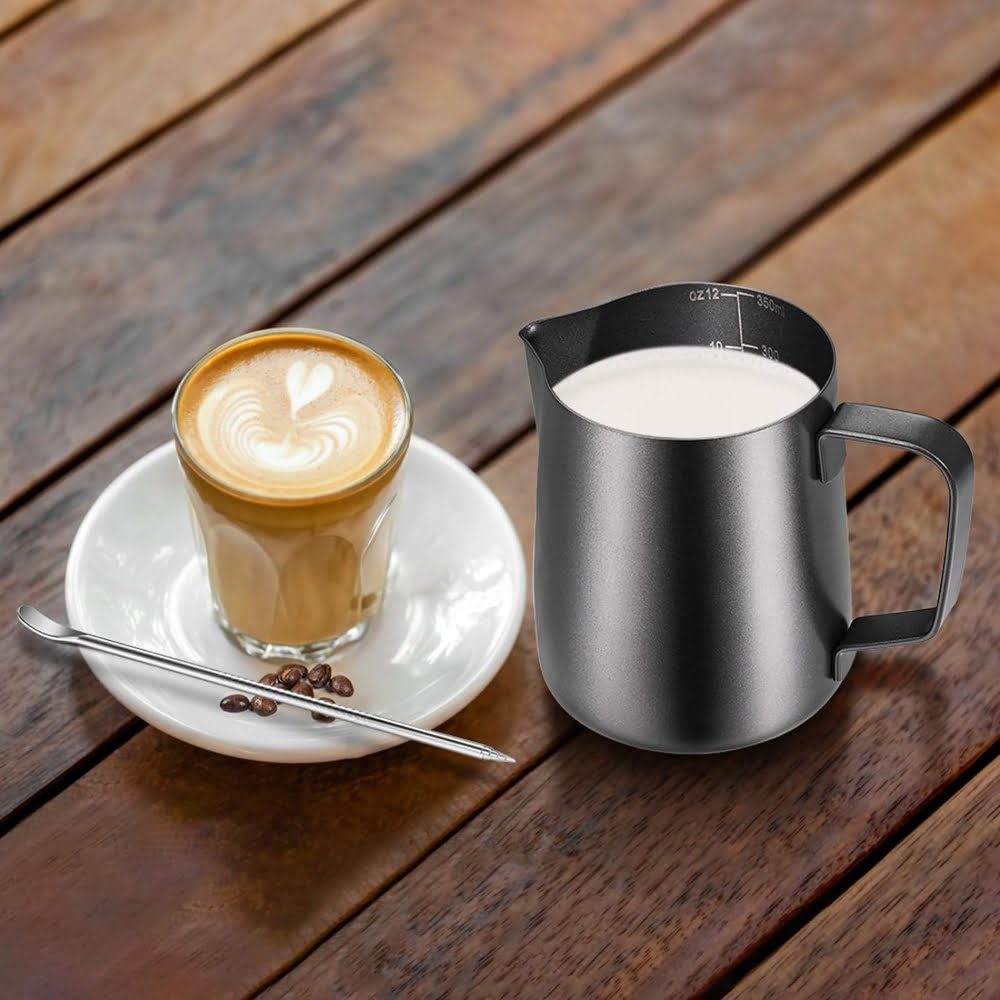 Set latiera pentru spumare lapte cu gradatie si stilou pentru decorare, Quasar & Co.®, cu maner si cioc, cana barista, inox, 350 ml, negru 9
