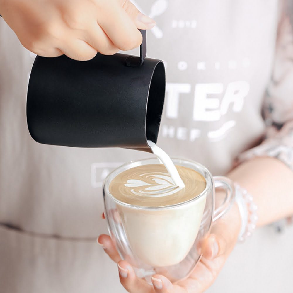 Set latiera pentru spumare lapte cu gradatie si stilou pentru decorare, Quasar & Co.®, cu maner si cioc, cana barista, inox, 600 ml, negru 6 Set latiera pentru spumare lapte cu gradatie si stilou pentru decorare, Quasar & Co.®, cu maner si cioc, cana barista, inox, 600 ml, negru 6