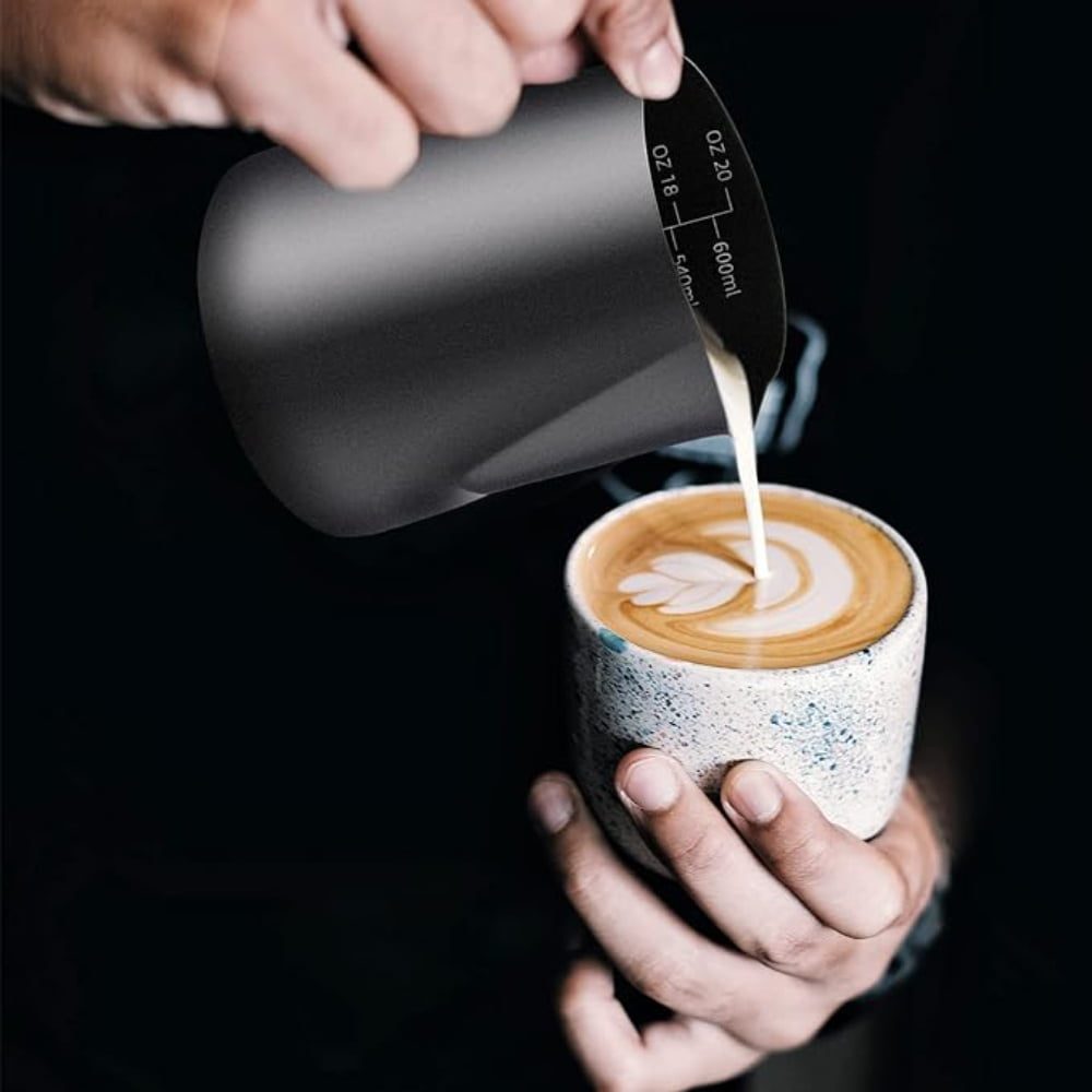 Set latiera pentru spumare lapte cu gradatie si stilou pentru decorare, Quasar & Co.®, cu maner si cioc, cana barista, inox, 600 ml, negru 7 Set latiera pentru spumare lapte cu gradatie si stilou pentru decorare, Quasar & Co.®, cu maner si cioc, cana barista, inox, 600 ml, negru 7