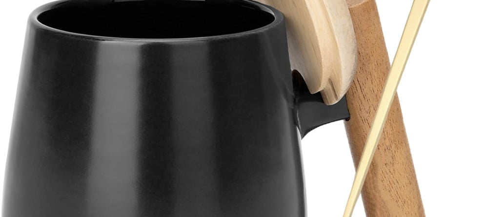 Set cana cafea/ceai si lingurita, Quasar & Co.®, cu capac si maner bambus, lingurita, ceramica, 350 ml, negru Cani 2024-05-11