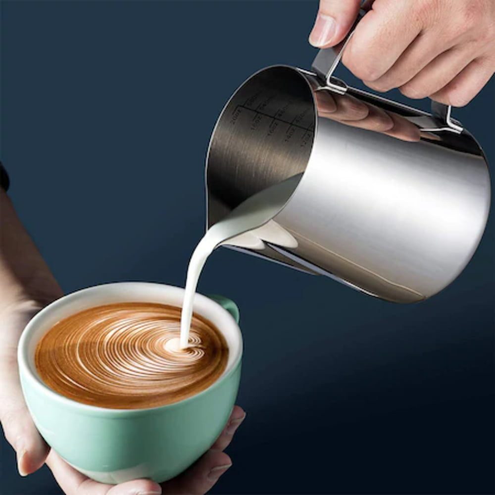 Set latiera pentru spumare lapte cu gradatie si lingurita dozatoare cafea/ceai, Quasar & Co.®, cu maner si cioc, cu clema de inchidere, cana barista, inox, 600 ml, argintiu 7
