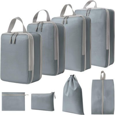 Set 8 huse organizare bagaj, Quasar & Co.®, impermeabile, 4 cu compresie/extensie, 1 husa pantofi, 1 husa tip sac, 1 husa universala, 1 geanta cosmetice, gri 9 Set 8 huse organizare bagaj, Quasar & Co.®, impermeabile, 4 cu compresie/extensie, 1 husa pantofi, 1 husa tip sac, 1 husa universala, 1 geanta cosmetice, gri 9