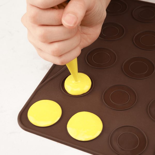 Tava copt Macarons, foaie copt macarons, Quasar & Co.®, 27 de forme rotunde, forma pentru prajituri/fursecuri, folie macarons rezistenta la temperaturi de pana la 250 grade C, 29 x 26 cm, tava silicon, maro - imagine 3