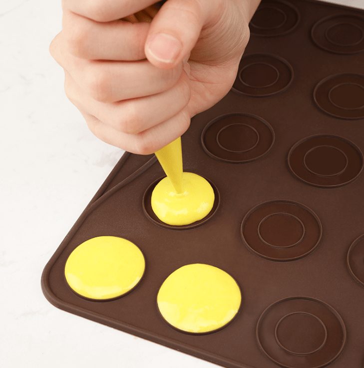 Tava copt Macarons, foaie copt macarons, Quasar & Co.®, 27 de forme rotunde, forma pentru prajituri/fursecuri, folie macarons rezistenta la temperaturi de pana la 250 grade C, 29 x 26 cm, tava silicon, maro 3 Tava copt Macarons, foaie copt macarons, Quasar & Co.®, 27 de forme rotunde, forma pentru prajituri/fursecuri, folie macarons rezistenta la temperaturi de pana la 250 grade C, 29 x 26 cm, tava silicon, maro 3